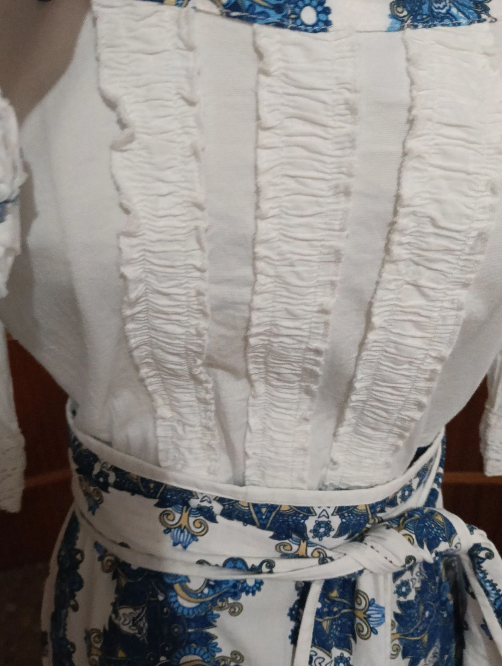 Witte blousejurk met kant, bedrukte rok en bijpassende riem – photo 4